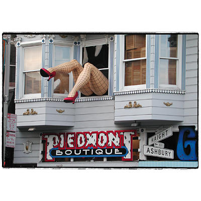 San Francisco: Haight & Hashbury: gambe di un manichino escono da una finestra