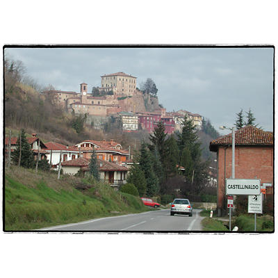 Vista da lontano di Castellinaldo, con cartello indicante la località