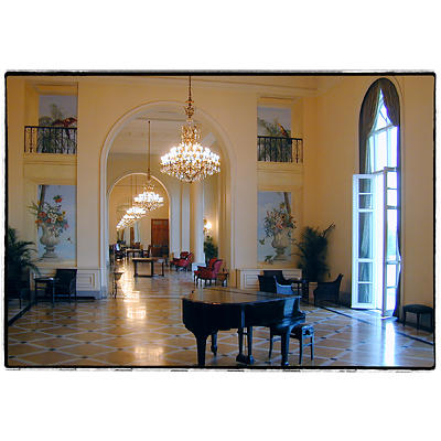 Interno del Copacabana Palace: salone con Pianoforte ed illuminazione anni venti