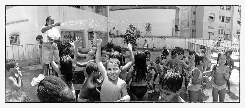 Rio de Janeiro: kindergarten on top of a building in Copacabana - Taking a shower