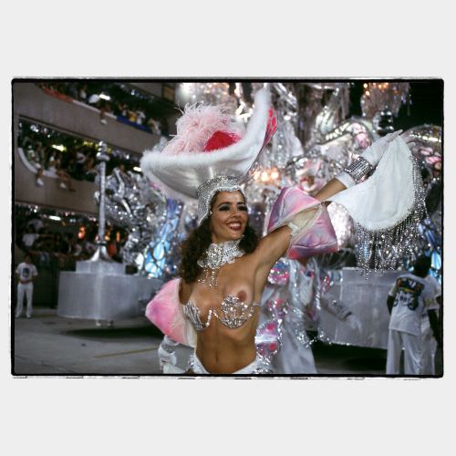 Rio: smiling female dancer with a falling costume salutes in the parade